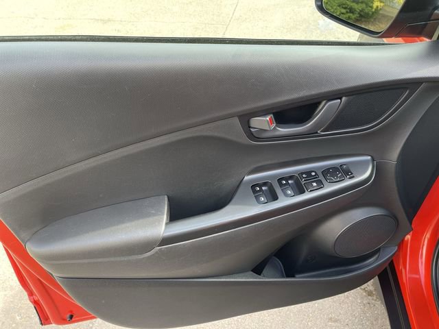 2020 Hyundai Kona SEL photo 2