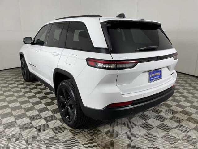 2025 Jeep Grand Cherokee Limited photo 3