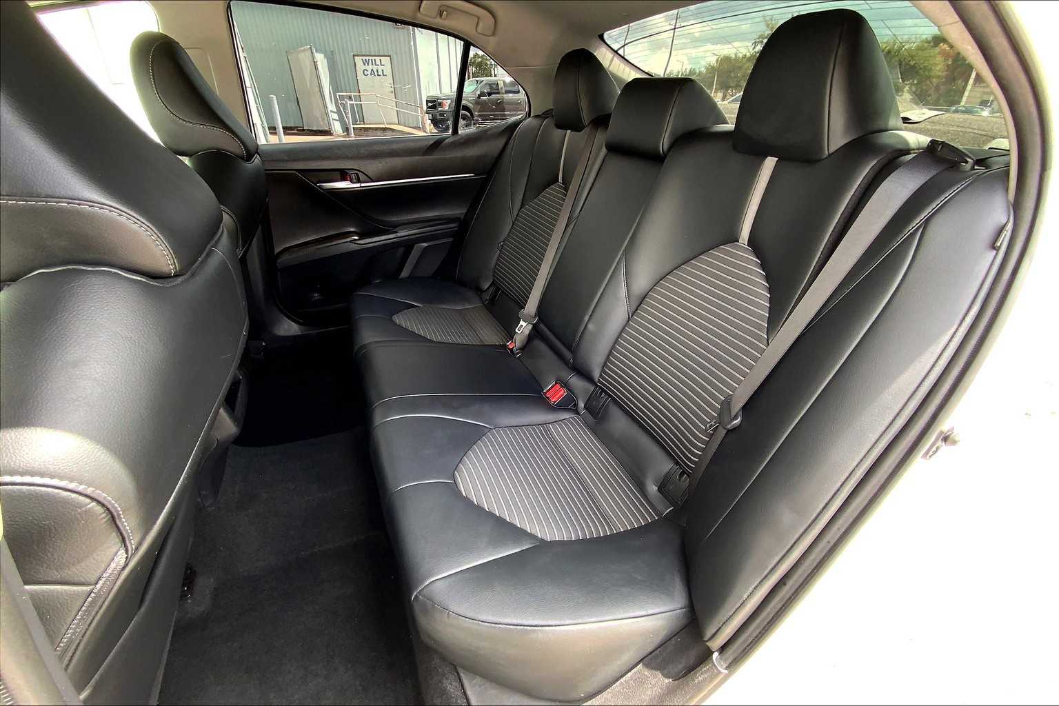 2022 Toyota Camry SE photo 18