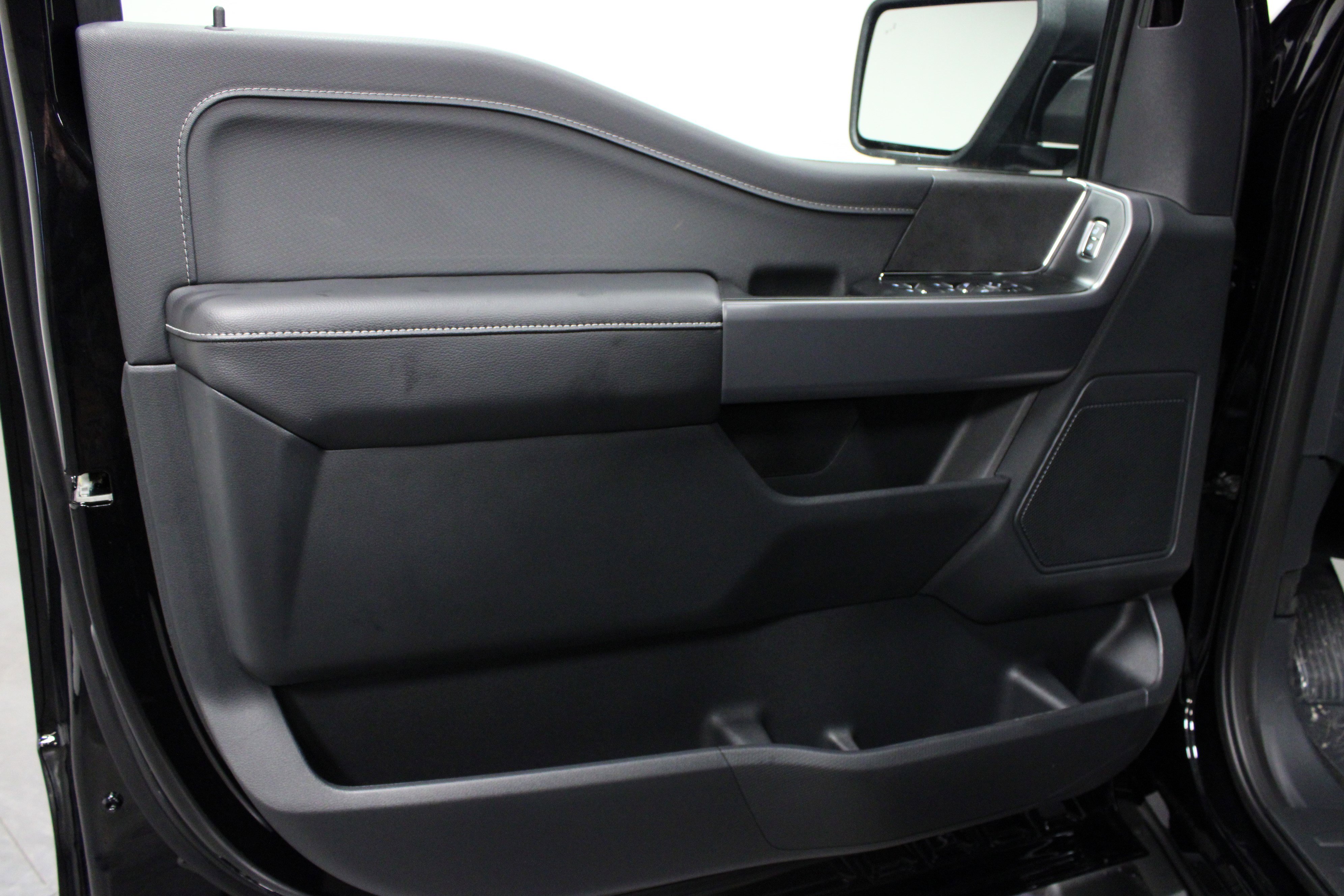 2025 Ford F-150 XLT photo 9