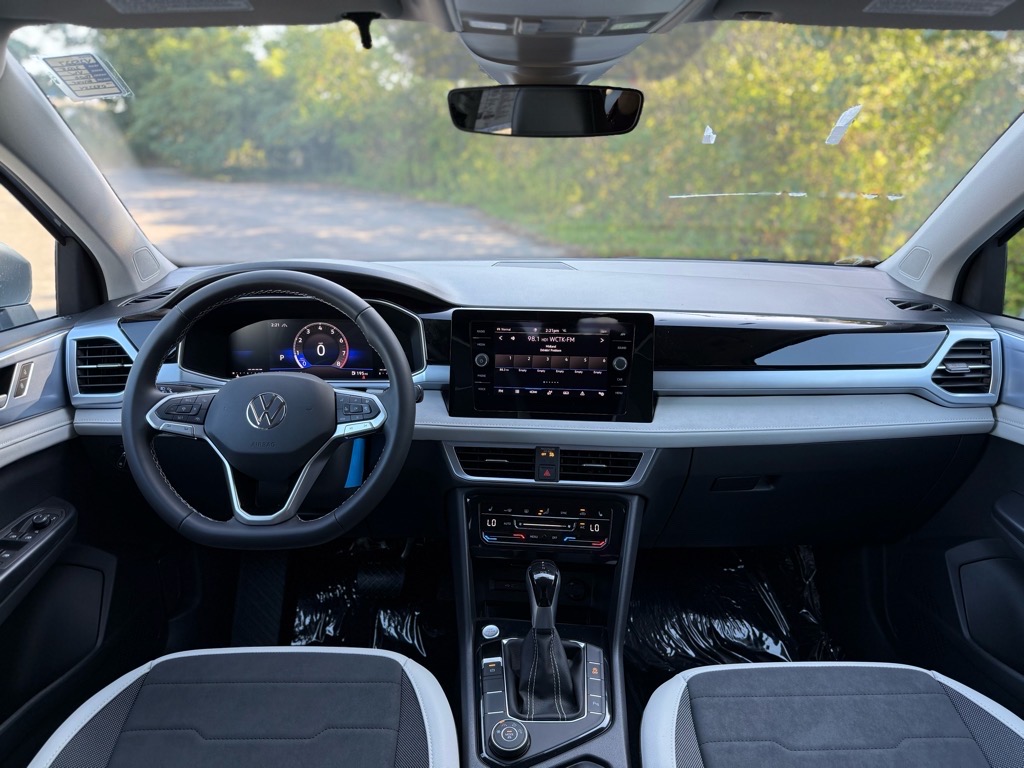 2025 Volkswagen Taos SE photo 12