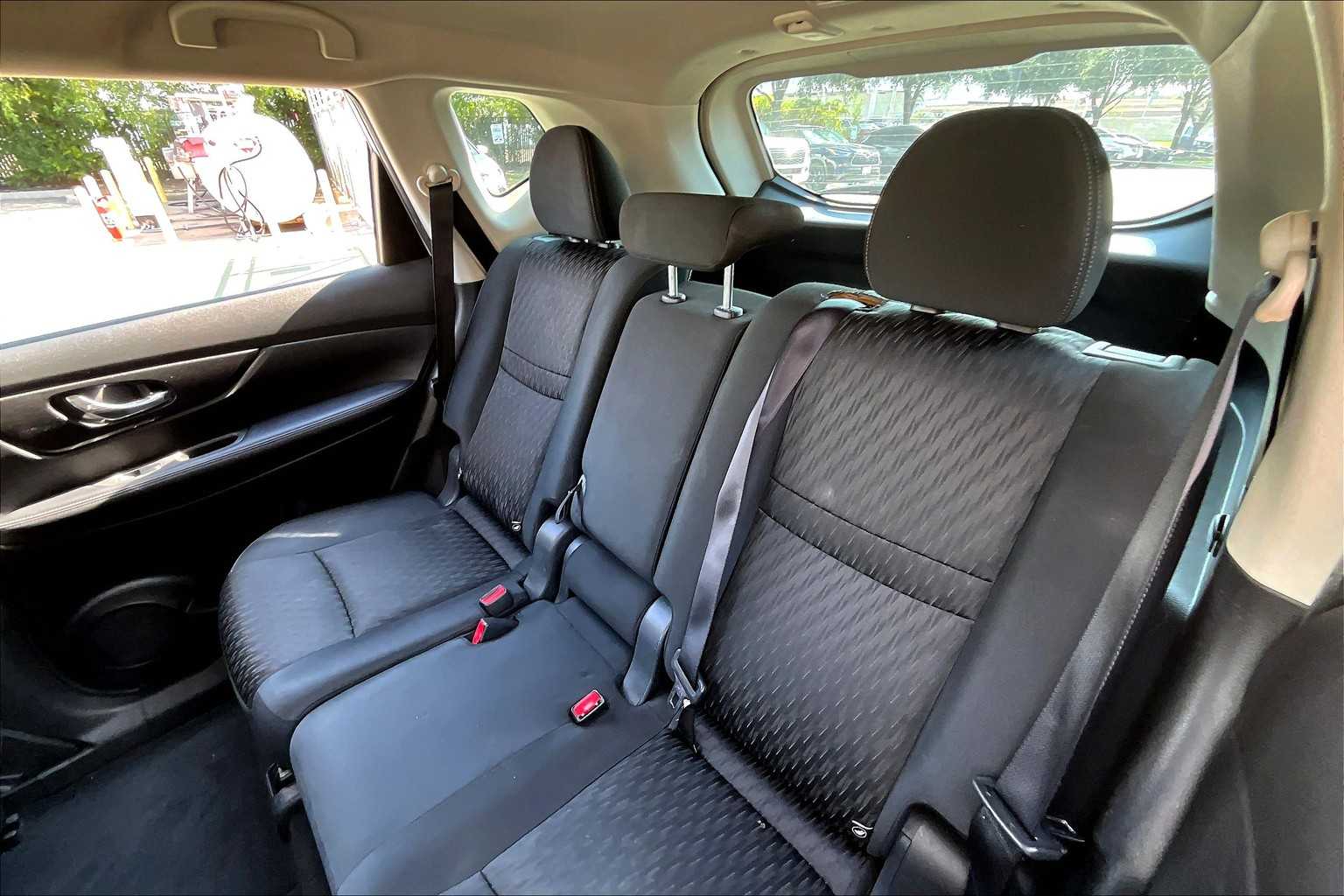 2018 Nissan Rogue S photo 17