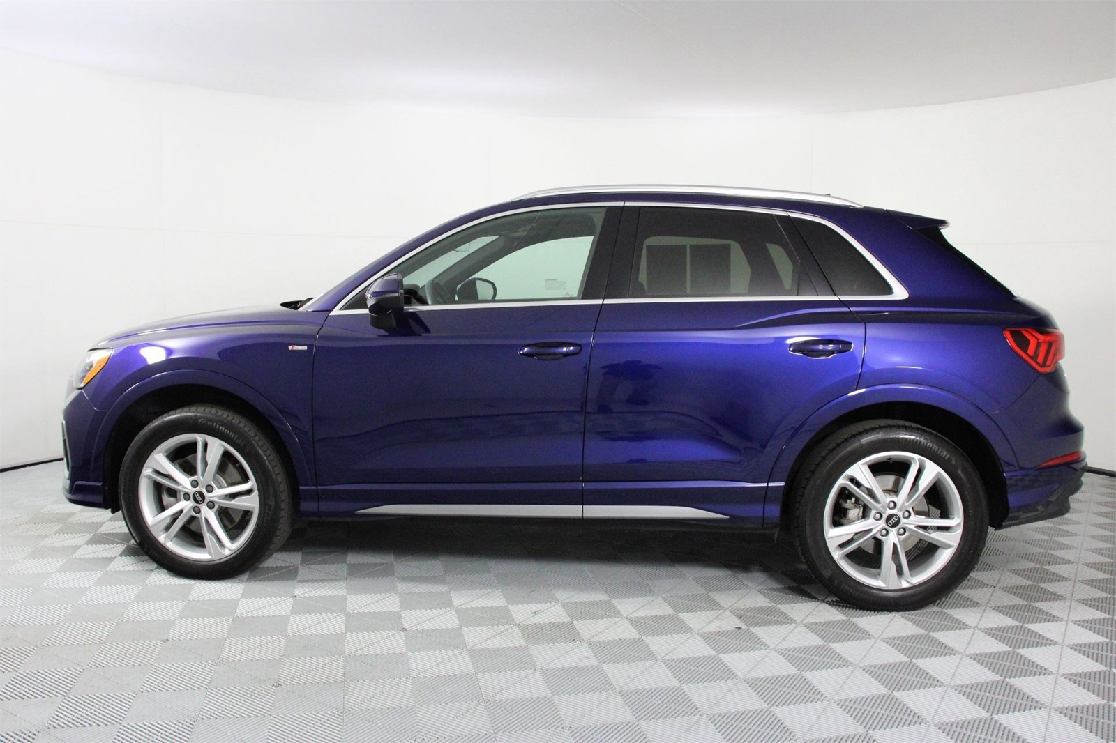 2022 Audi Q3 S line Premium photo 2
