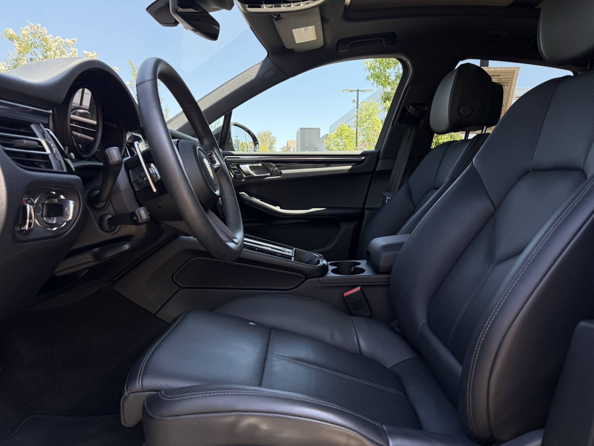 2025 Porsche Macan T photo 10