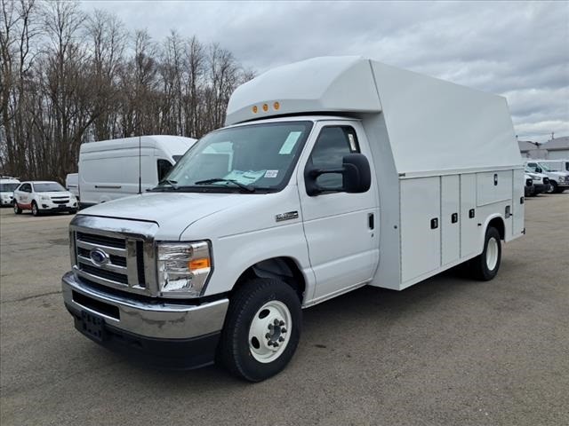 2025 Ford E-Series Cutaway Base