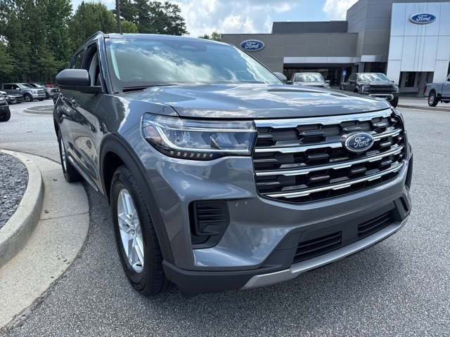 2025 Ford Explorer photo 2