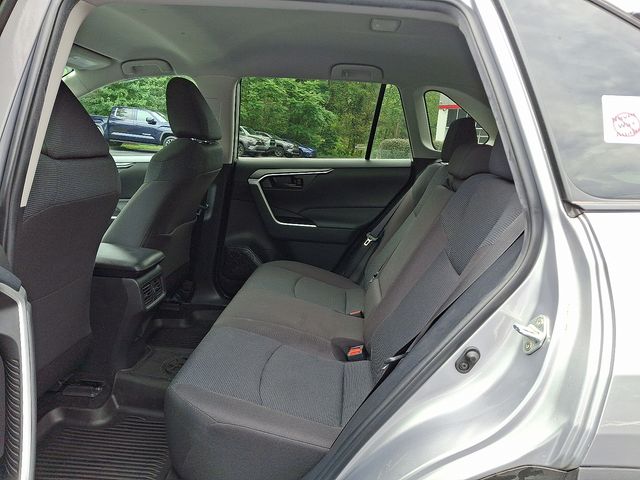 2022 Toyota RAV4 LE photo 10