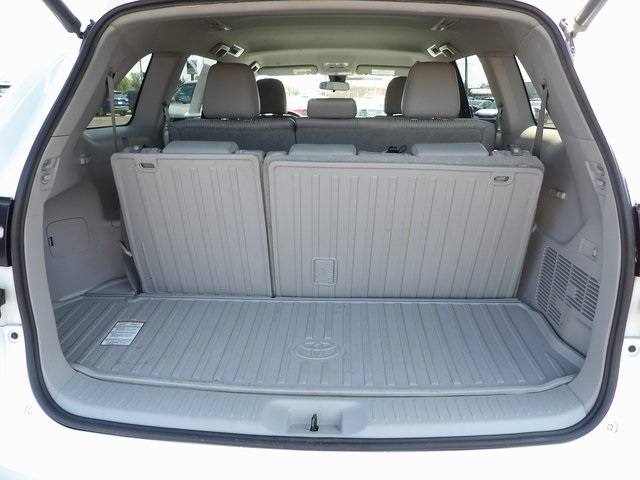 2019 Toyota Highlander LE photo 11