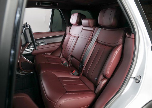 2025 Land Rover Range Rover Autobiography photo 4
