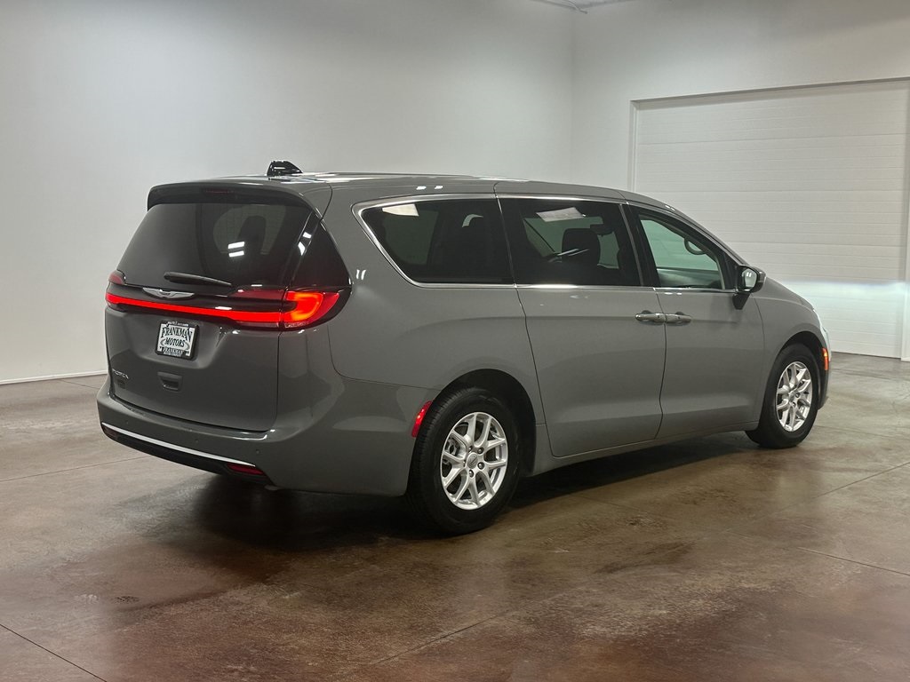 2023 Chrysler Pacifica Touring L photo 23