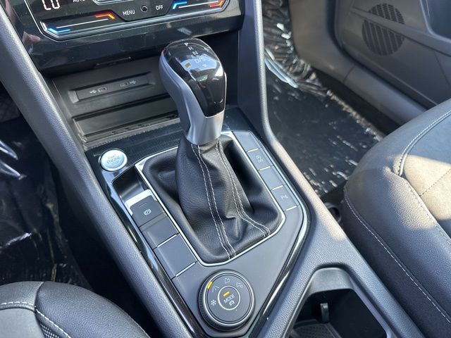 2025 Volkswagen Taos SE photo 16