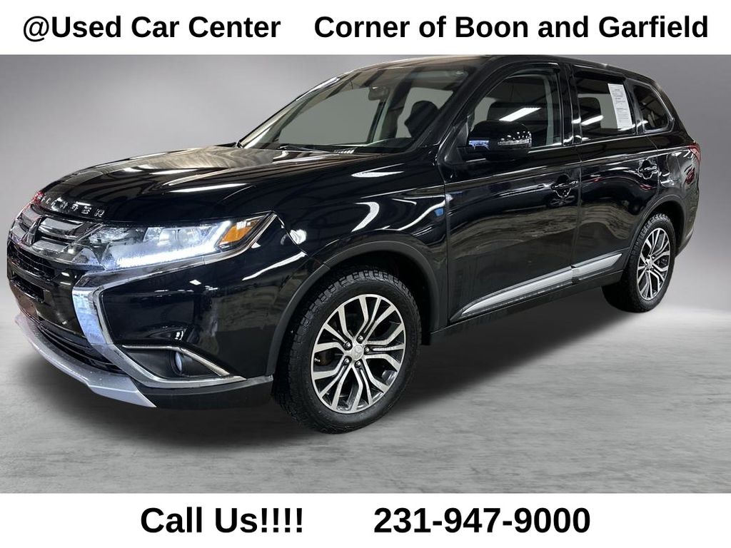 2017 Mitsubishi Outlander SE's photo