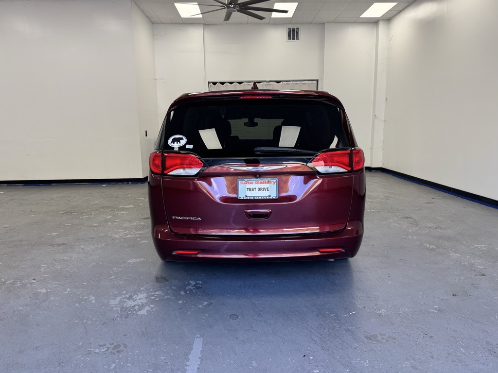2017 Chrysler Pacifica Touring photo 3