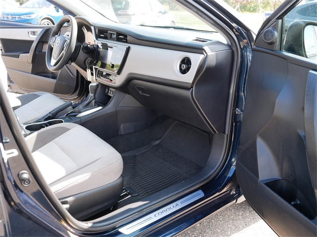 2019 Toyota Corolla LE photo 19