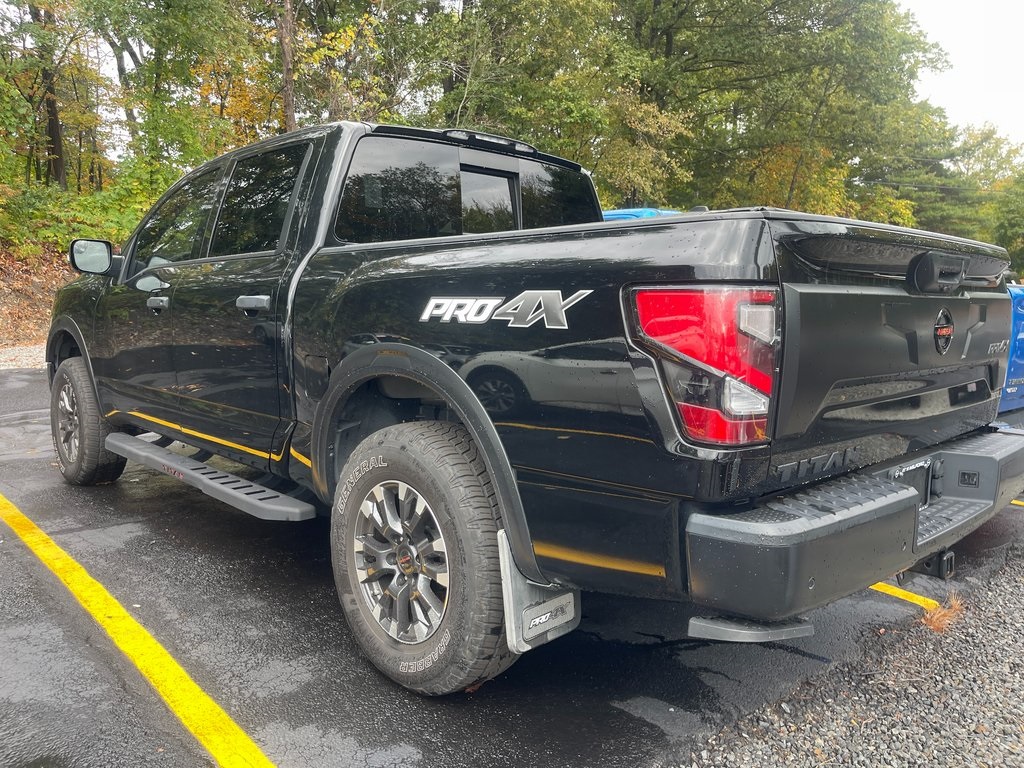 2021 Nissan Titan Crew Cab photo 2