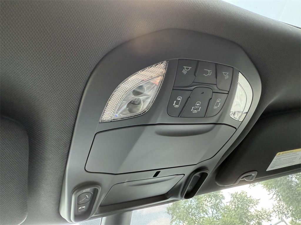 2025 Chrysler Pacifica photo 30