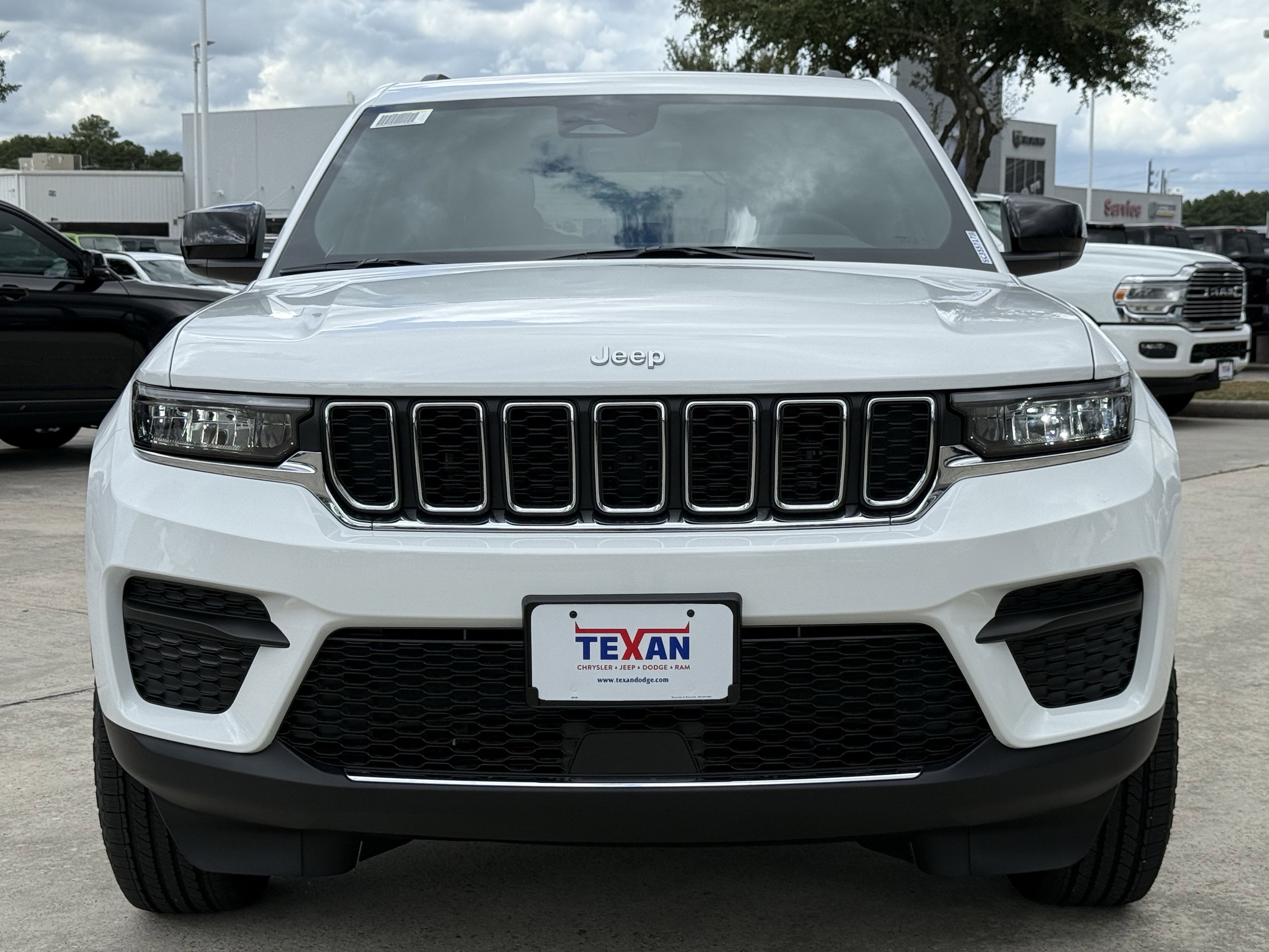 2025 Jeep Grand Cherokee Laredo Altitude photo 2