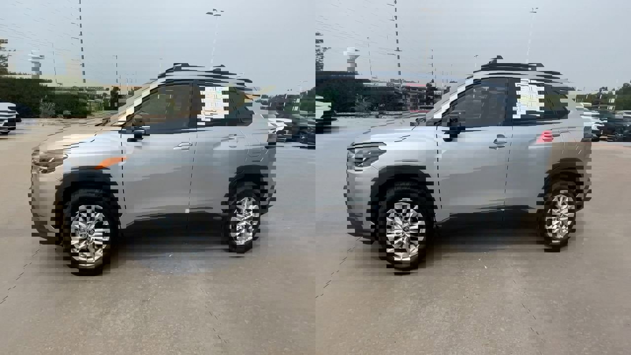 2025 Toyota Corolla Cross LE photo 3