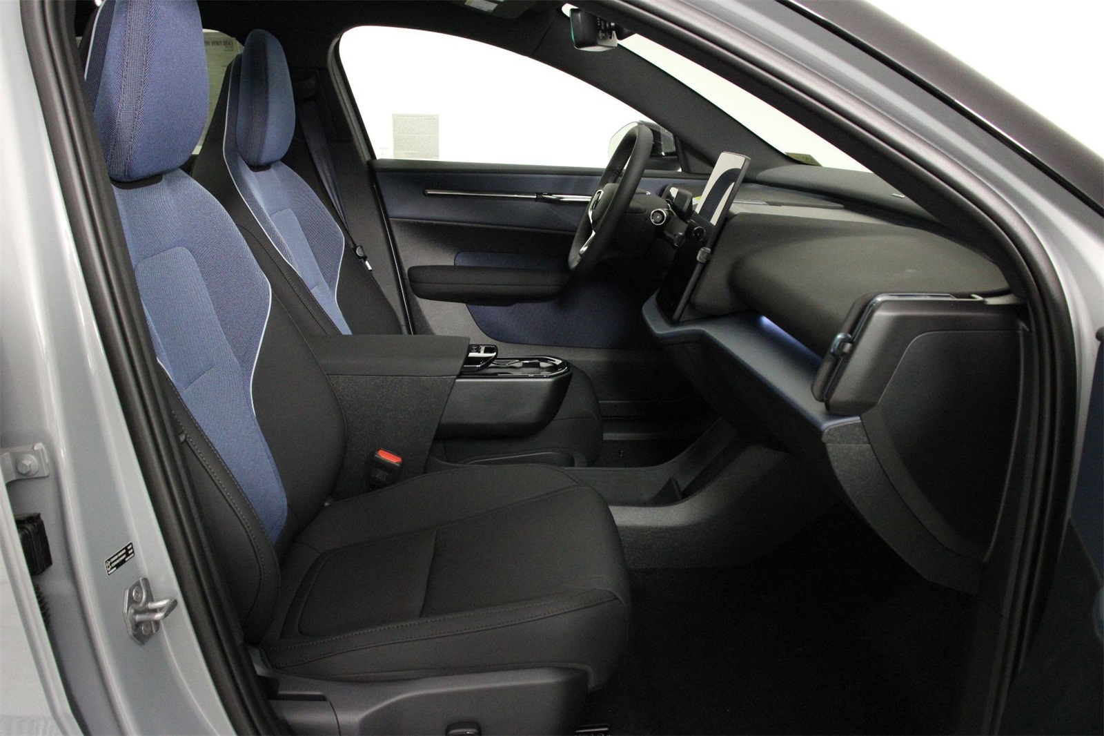 2025 Volvo EX30 Plus photo 9