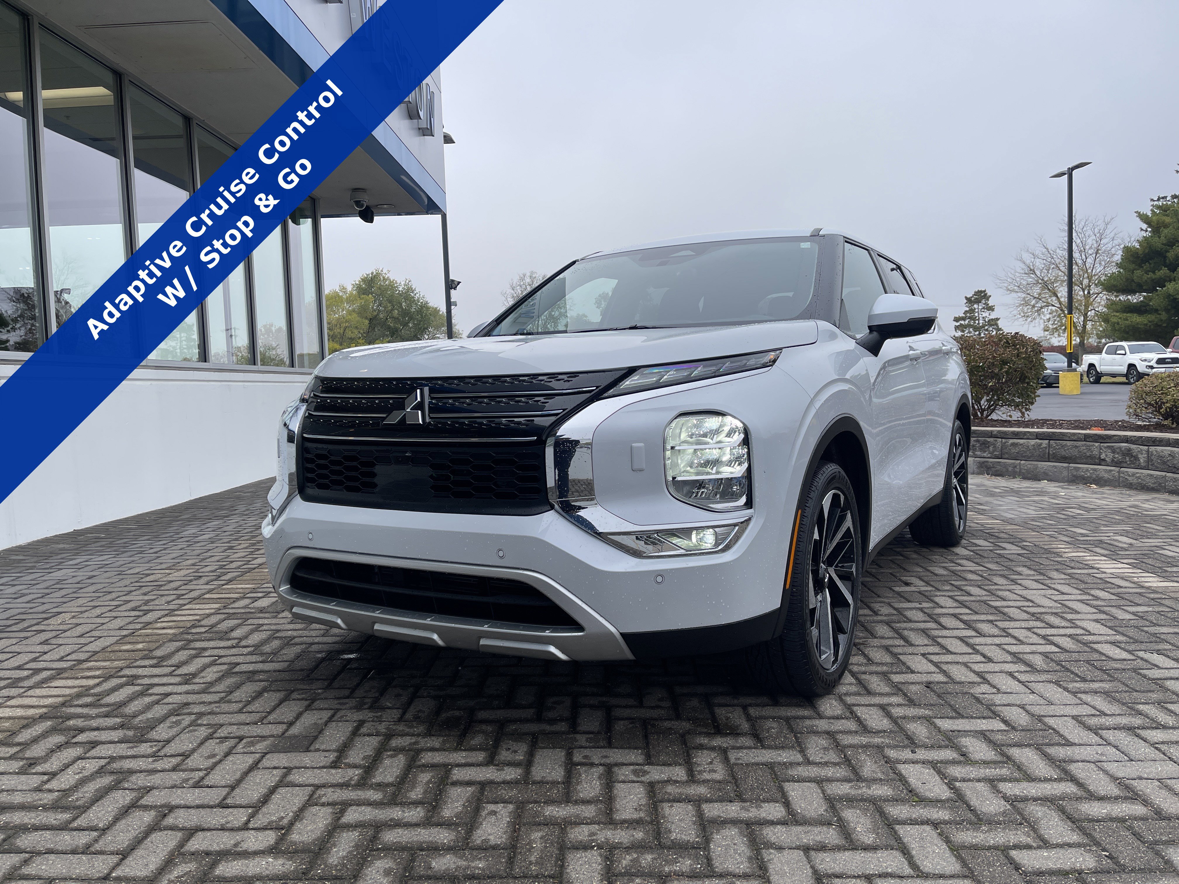 2024 Mitsubishi Outlander SE's photo