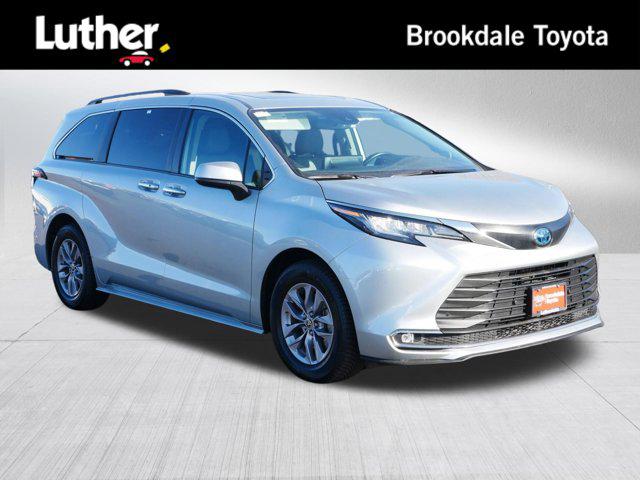 2022 Toyota Sienna XLE's photo