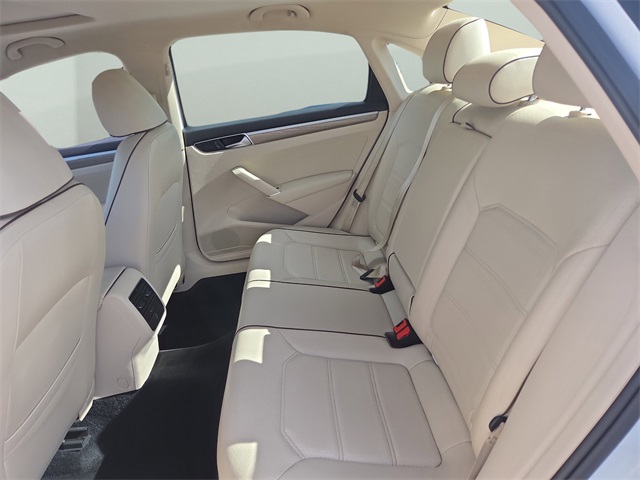 2017 Volkswagen Passat SE photo 25