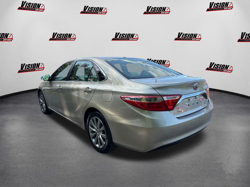 2016 Toyota Camry XLE photo 3