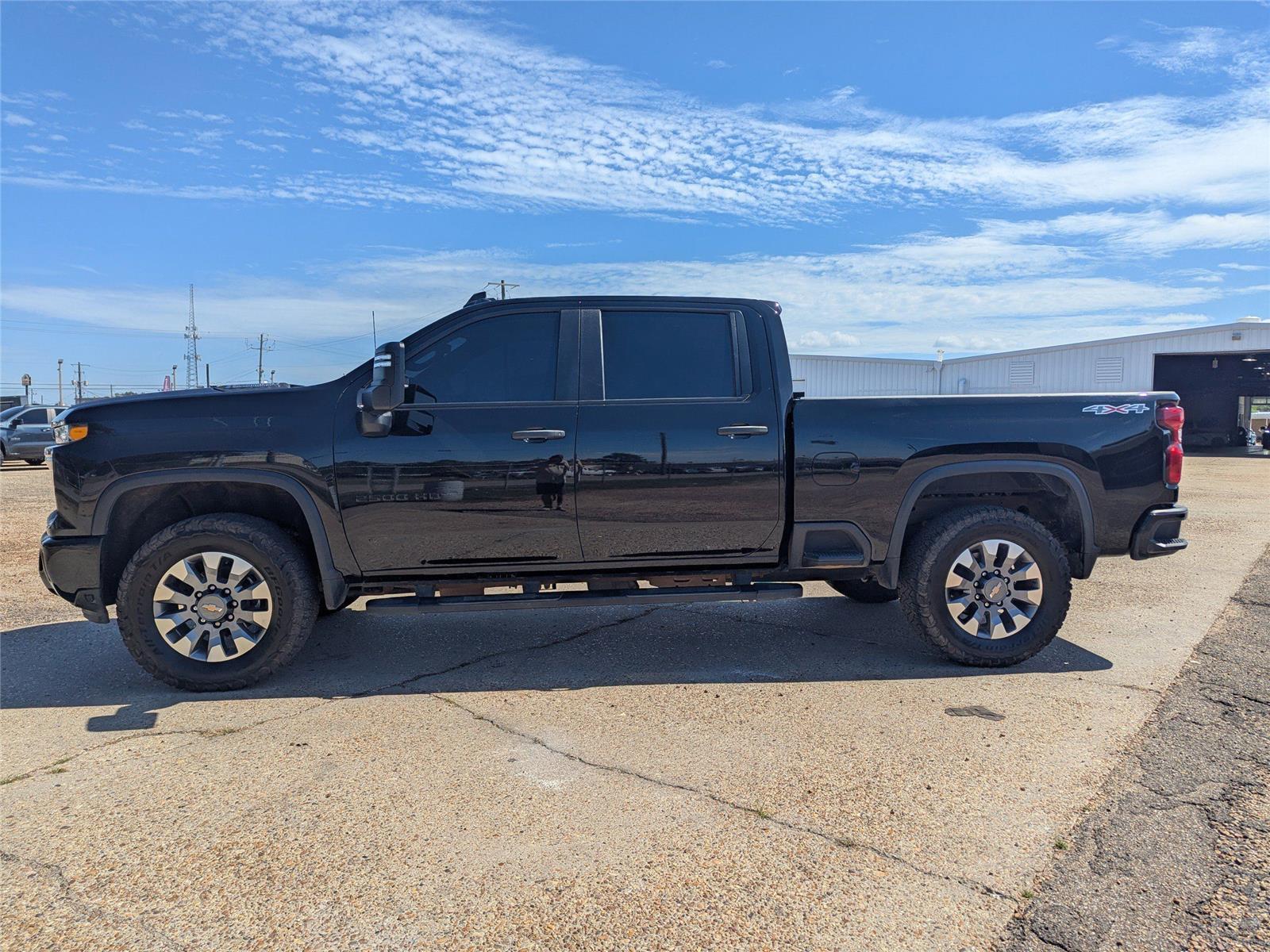 2024 Chevrolet Silverado 2500HD Custom photo 2