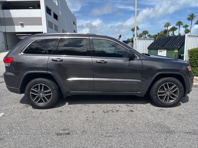 2018 Jeep Grand Cherokee Laredo photo 2