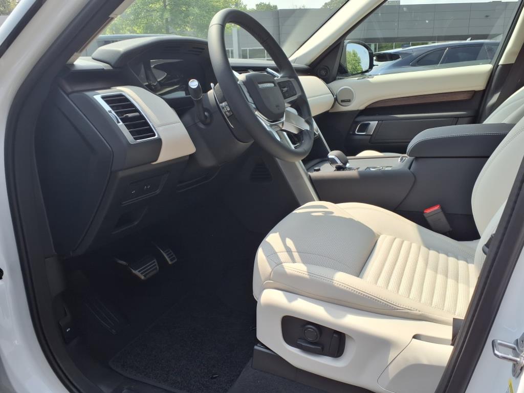 2025 Land Rover Discovery SE photo 13