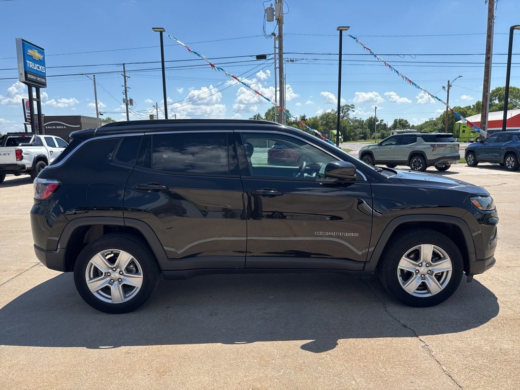 2022 Jeep Compass Latitude photo 3