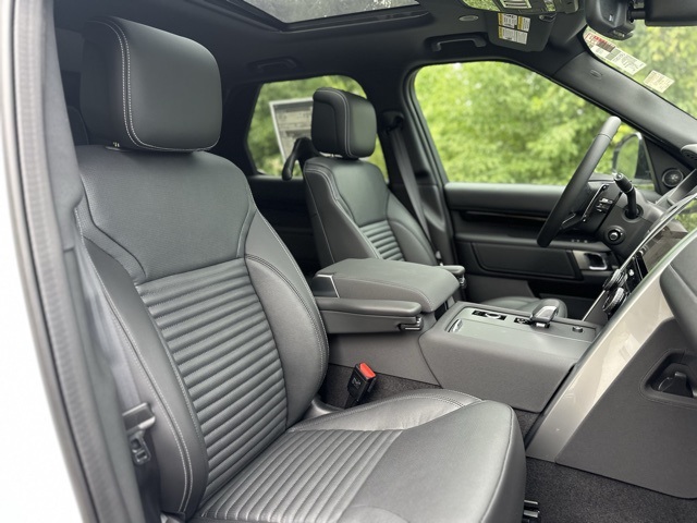 2025 Land Rover Discovery S photo 19
