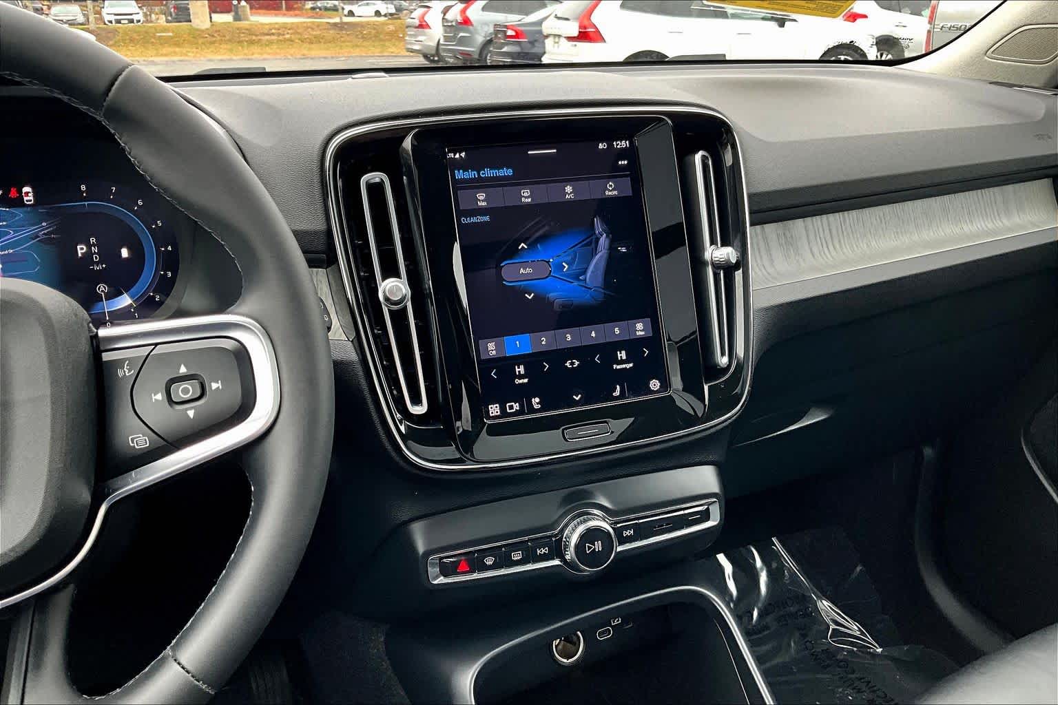 2024 Volvo XC40 Core photo 3