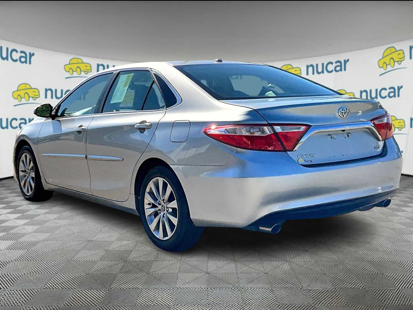 2016 Toyota Camry XLE photo 4