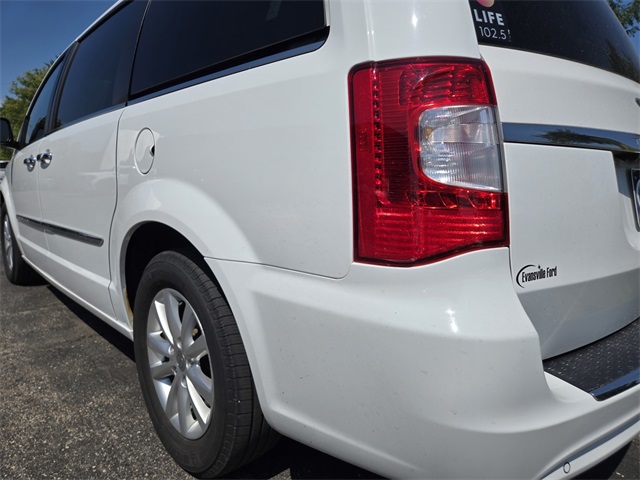 2015 Chrysler Town & Country Limited photo 2