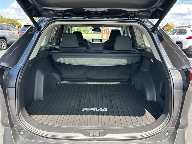 2025 Toyota RAV4 XLE photo 4