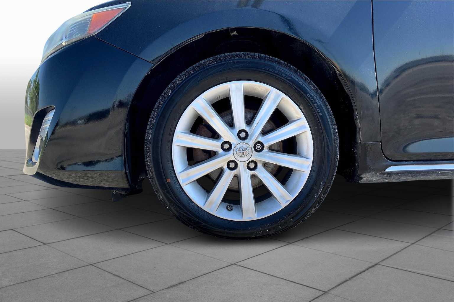 2014 Toyota Camry Hybrid XLE photo 9