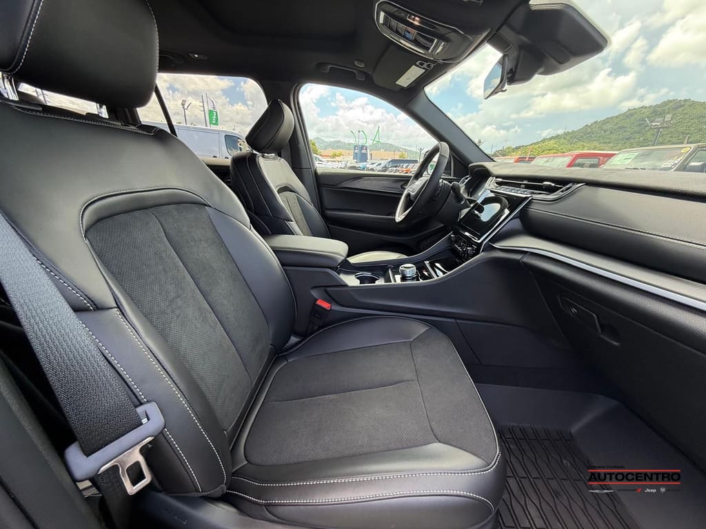 2025 Jeep Grand Cherokee Laredo Altitude photo 3