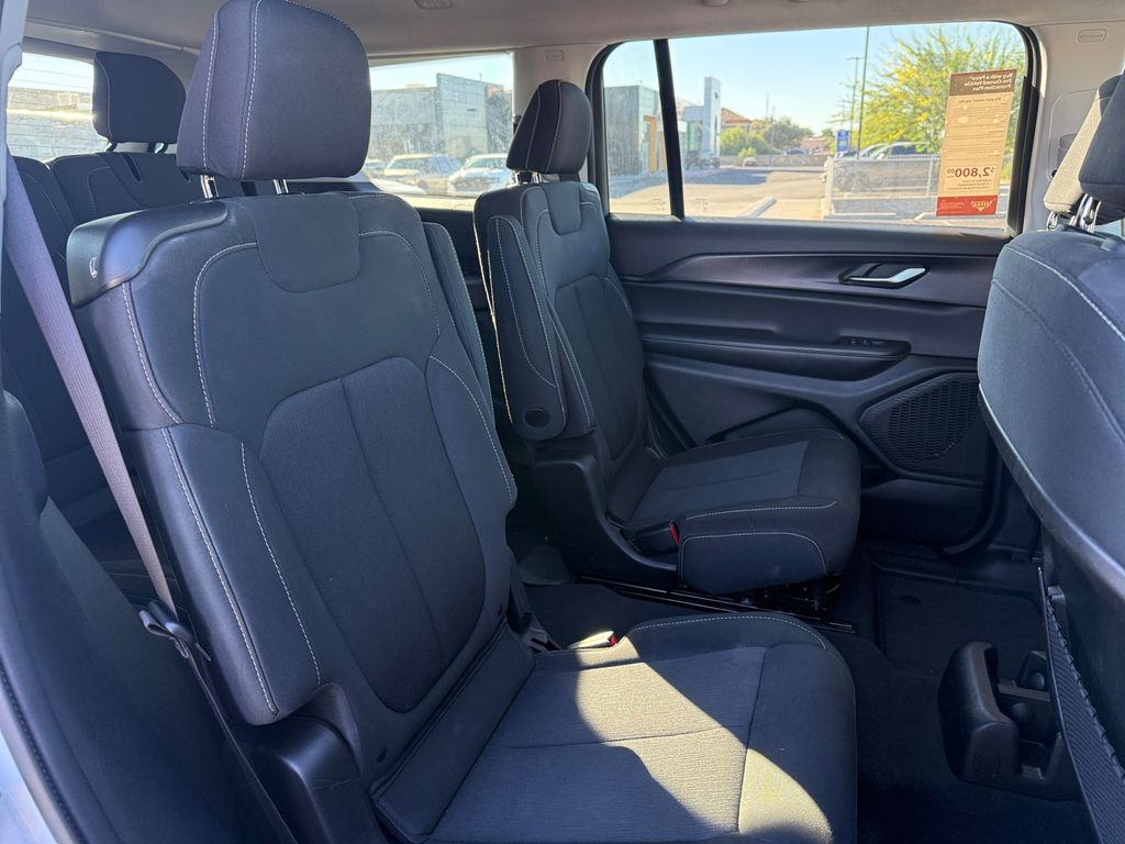 2023 Jeep Grand Cherokee Laredo photo 16