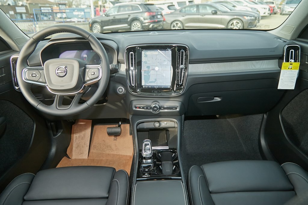 2025 VOLVO XC40 - Image 19