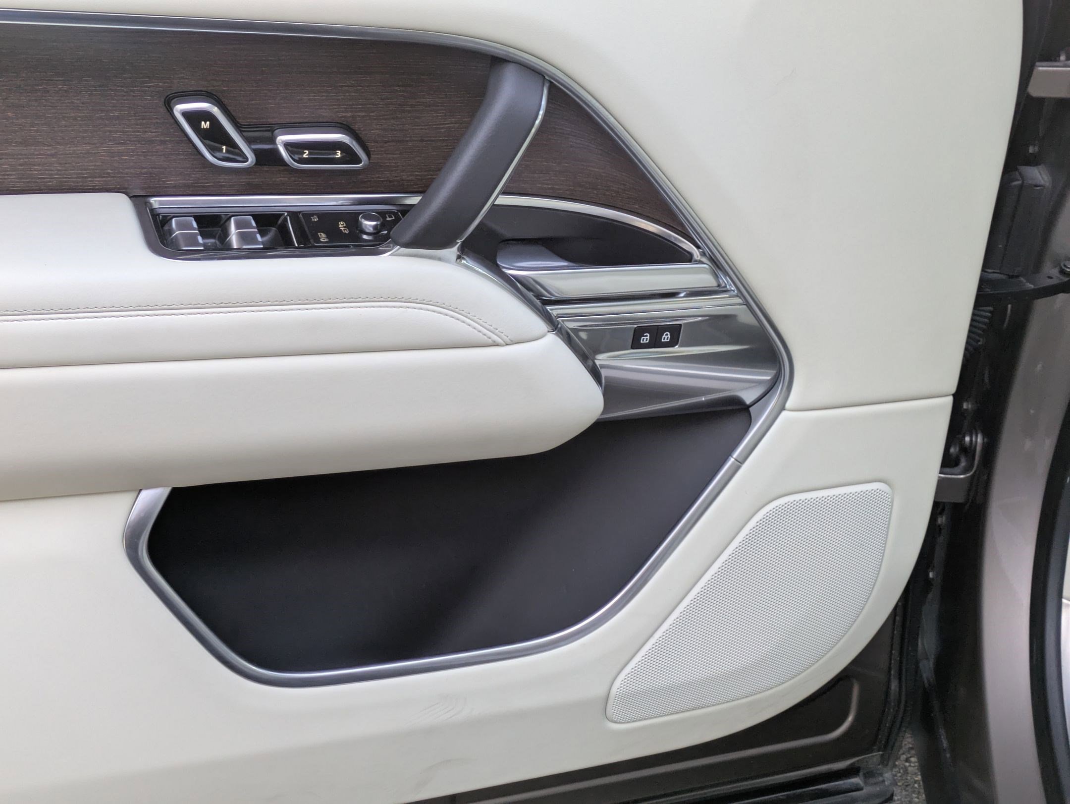 2023 Land Rover Range Rover SE photo 13