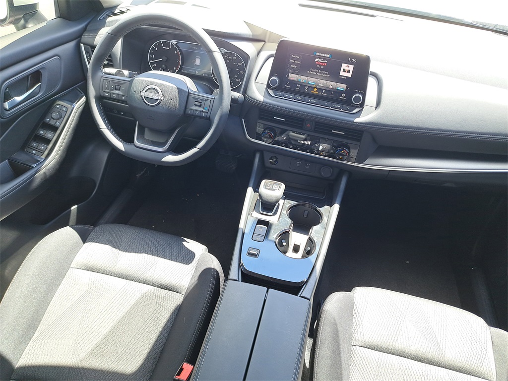 2026 Nissan Rogue SV photo 14
