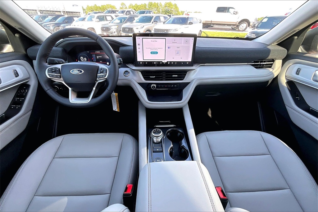 2025 Ford Explorer photo 4