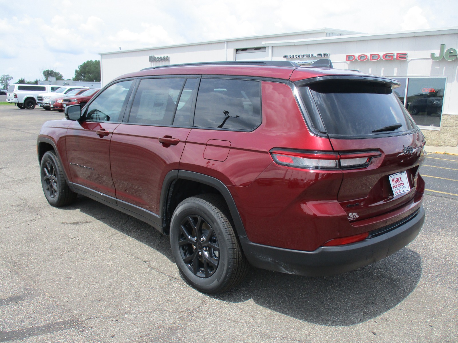2025 Jeep Grand Cherokee Laredo Altitude X photo 2