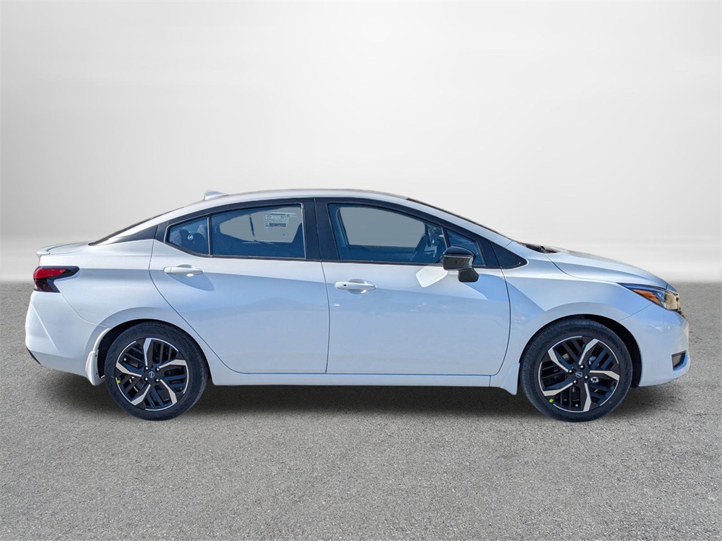 2025 Nissan Versa 1.6 SR photo 2