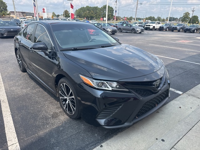 2018 Toyota Camry SE photo 2