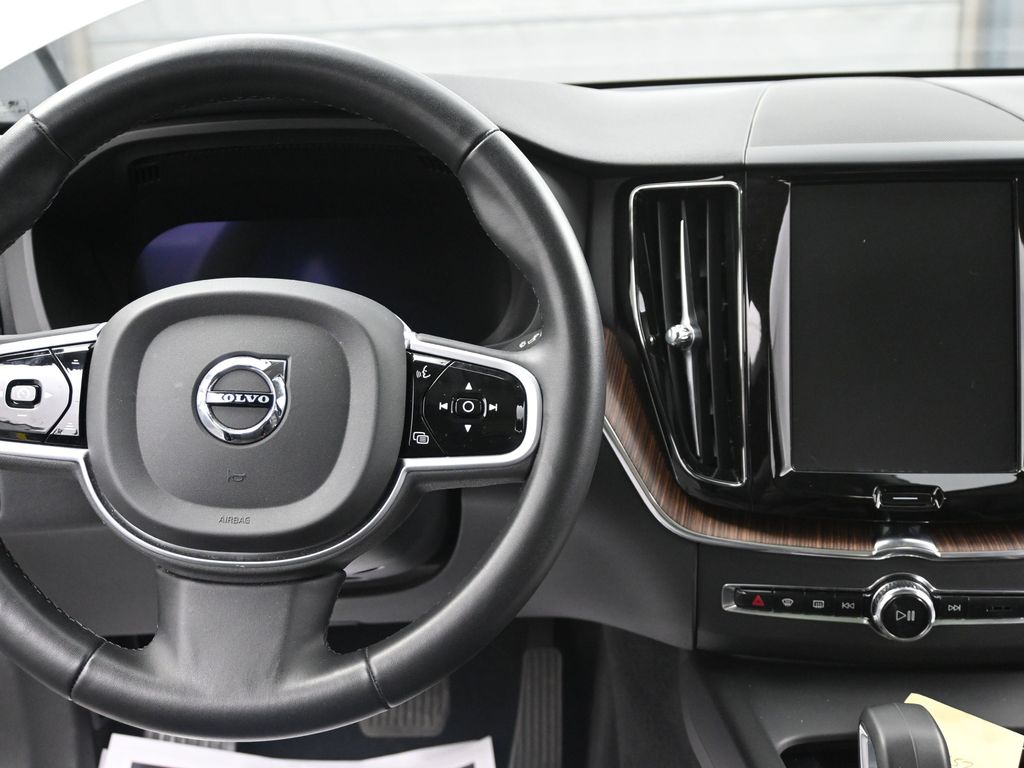 2023 Volvo XC60 B5 Plus photo 9