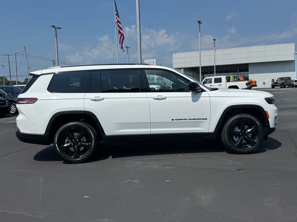 2025 Jeep Grand Cherokee Limited photo 2