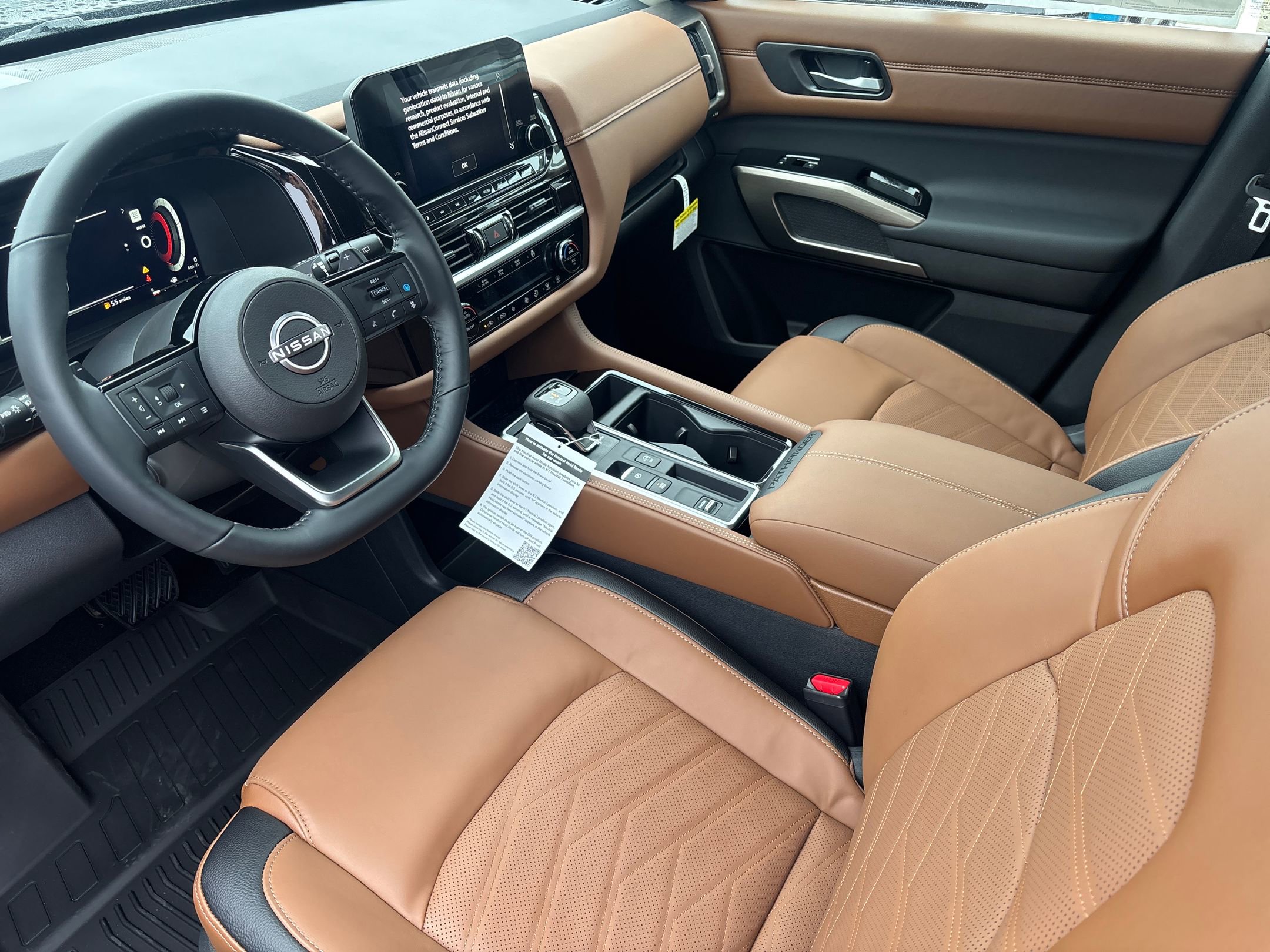 2025 Nissan Pathfinder Platinum photo 2