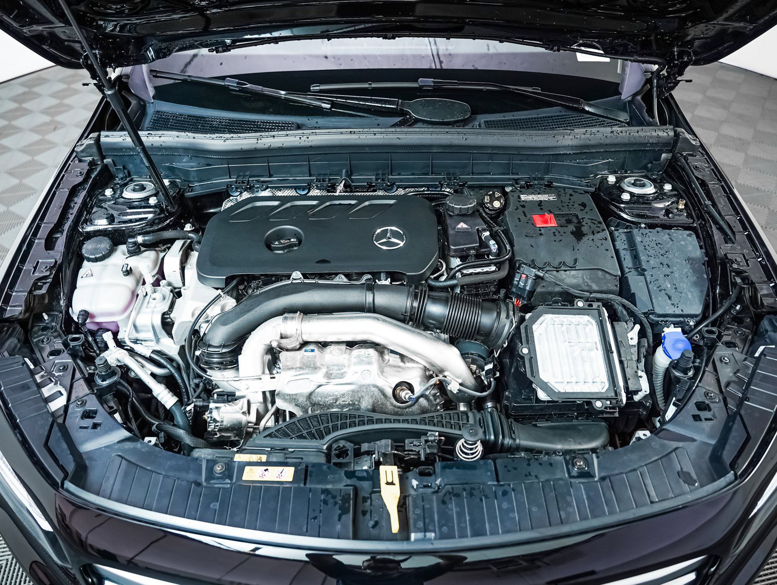 2025 Mercedes Benz GLB 250 4MATIC photo 3